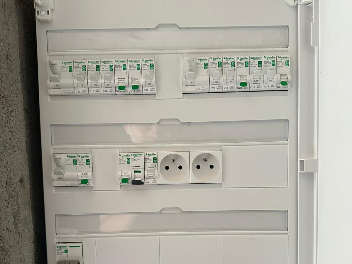 Tableau électrique neuf à trois rangées posé lors d’une installation complète de logement